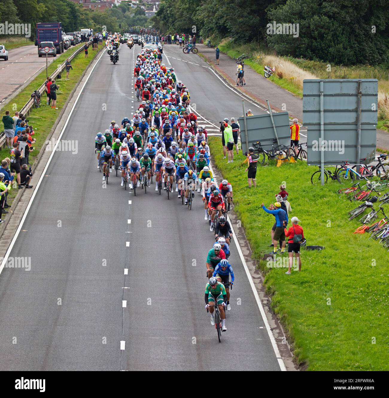 M90 Queensferry Road, Scozia, Regno Unito. 6 agosto 2023. UCI World Cycling Championship Men's Elite Road Race, con partenza da Edimburgo e arrivo a George Square di Glasgow, coprendo una distanza di 270 km Nella foto: Peloton su M90. Credito: Notizie dal vivo Archwhite/alamy Foto Stock
