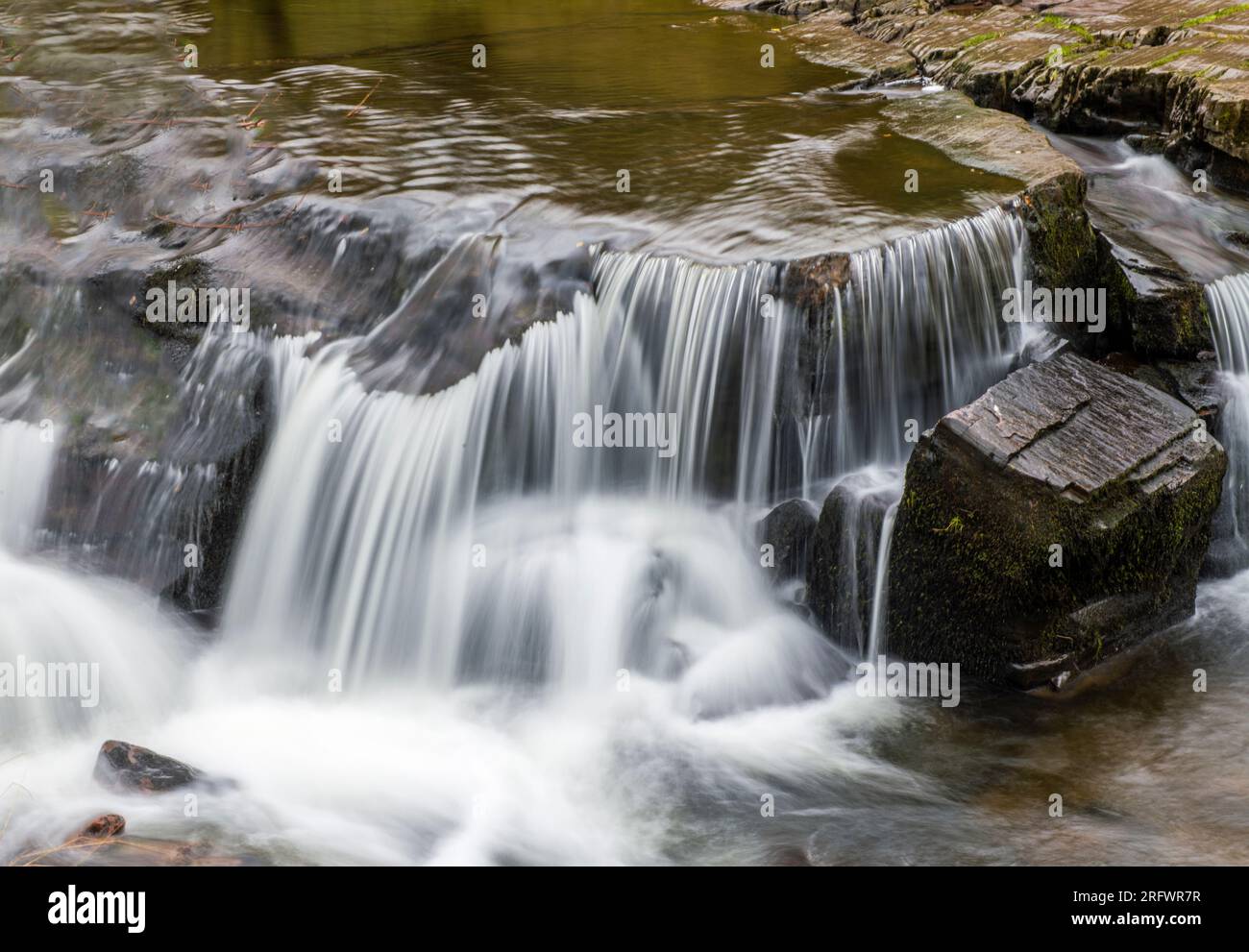 Una cascata sul fiume Taff Fechan (piccolo fiume Taff) scendendo dai ripidi pendii di Corn Du, Pen y fan, Cribyn e altri pendii più alti. Foto Stock