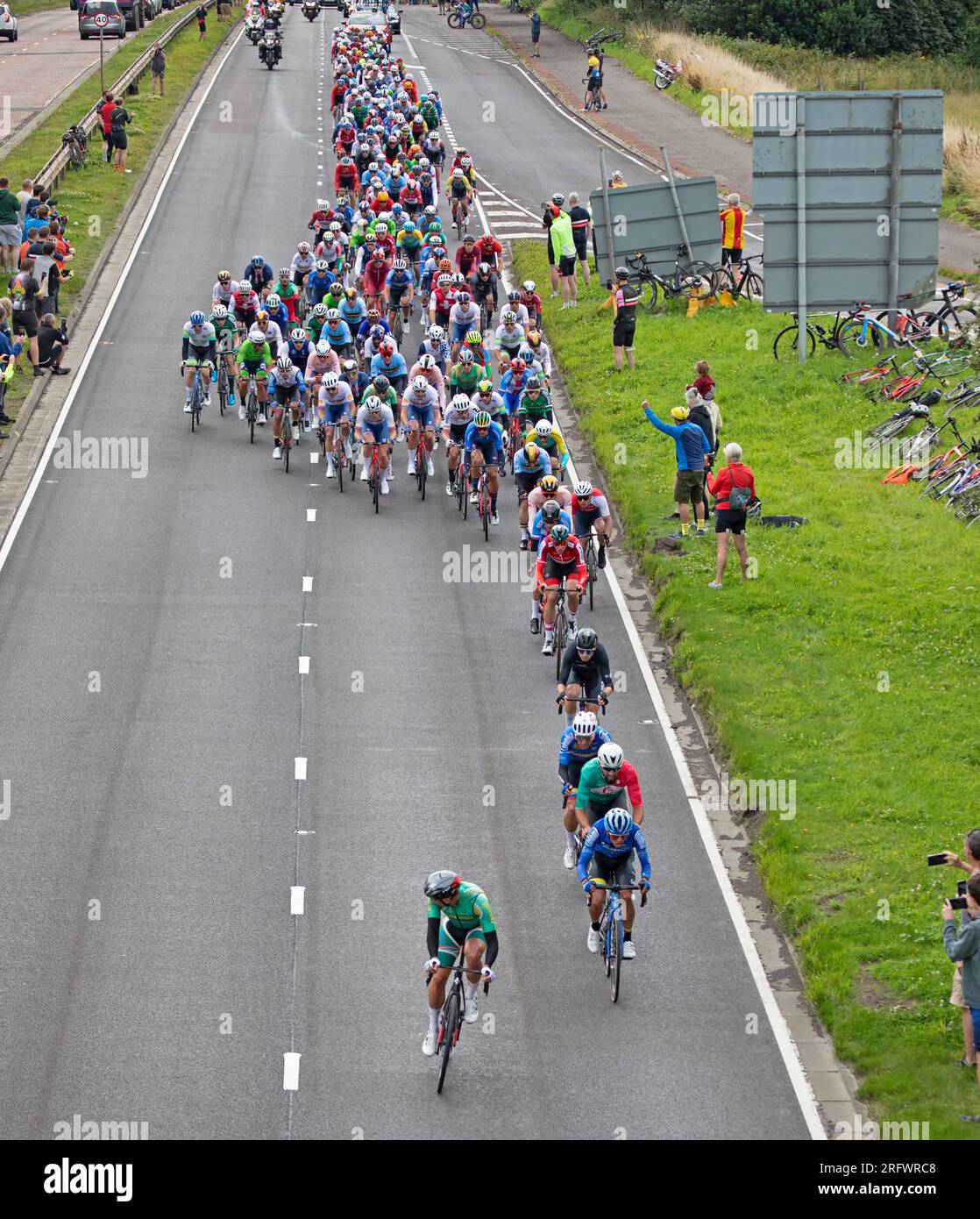 M90 Queensferry Road, Scozia, Regno Unito. 6 agosto 2023. UCI World Cycling Championship Men's Elite Road Race, con partenza da Edimburgo e arrivo a George Square di Glasgow, coprendo una distanza di 270 km Nella foto: Peloton su M90. Credito: Notizie dal vivo Archwhite/alamy Foto Stock