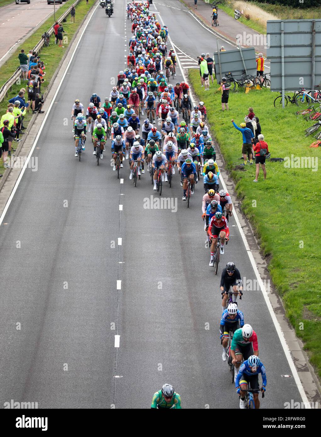 M90 Queensferry Road, Scozia, Regno Unito. 6 agosto 2023. UCI World Cycling Championship Men's Elite Road Race, con partenza da Edimburgo e arrivo a George Square di Glasgow, coprendo una distanza di 270 km Nella foto: Peloton su M90. Credito: Notizie dal vivo Archwhite/alamy Foto Stock