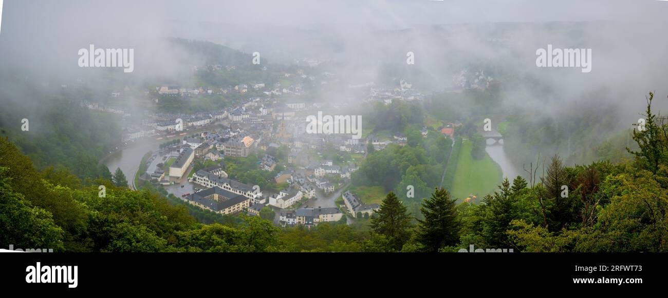 Punto panoramico ad alto angolo sulla città di Bouillon nelle Ardenne, Vallonia, Belgio. Giorno piovoso e nuvoloso che copre la città nella nebbia. Foto Stock