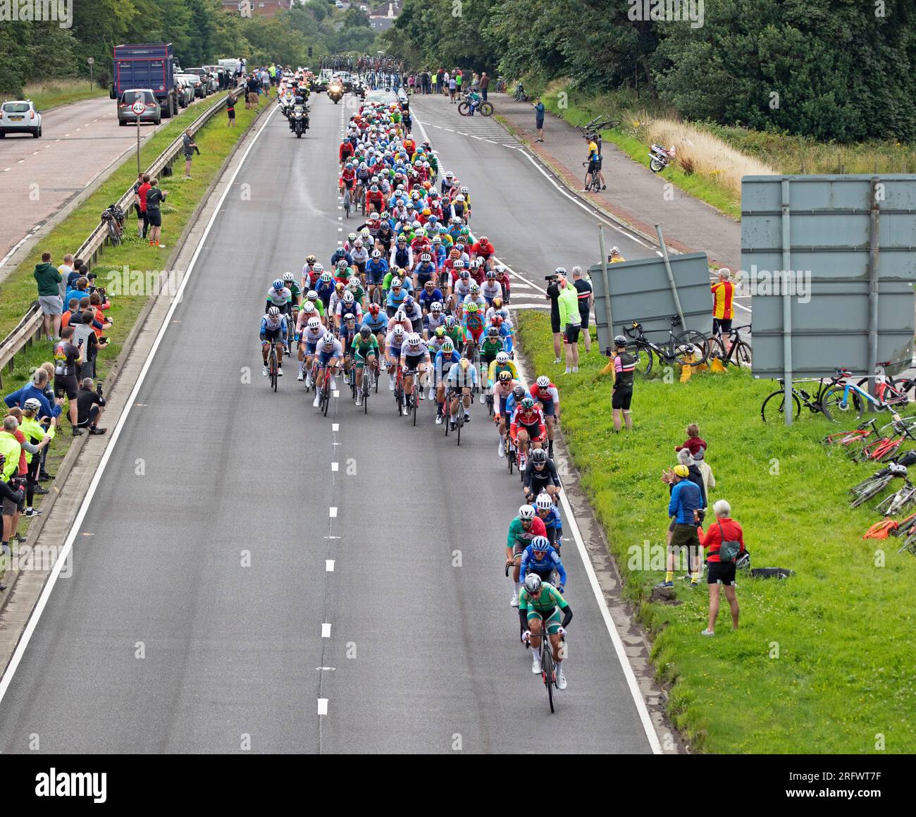 M90 Queensferry Road, Scozia, Regno Unito. 6 agosto 2023. UCI World Cycling Championship Men's Elite Road Race, con partenza da Edimburgo e arrivo a George Square di Glasgow, coprendo una distanza di 270 km Nella foto: Peloton su M90. Credito: Notizie dal vivo Archwhite/alamy Foto Stock