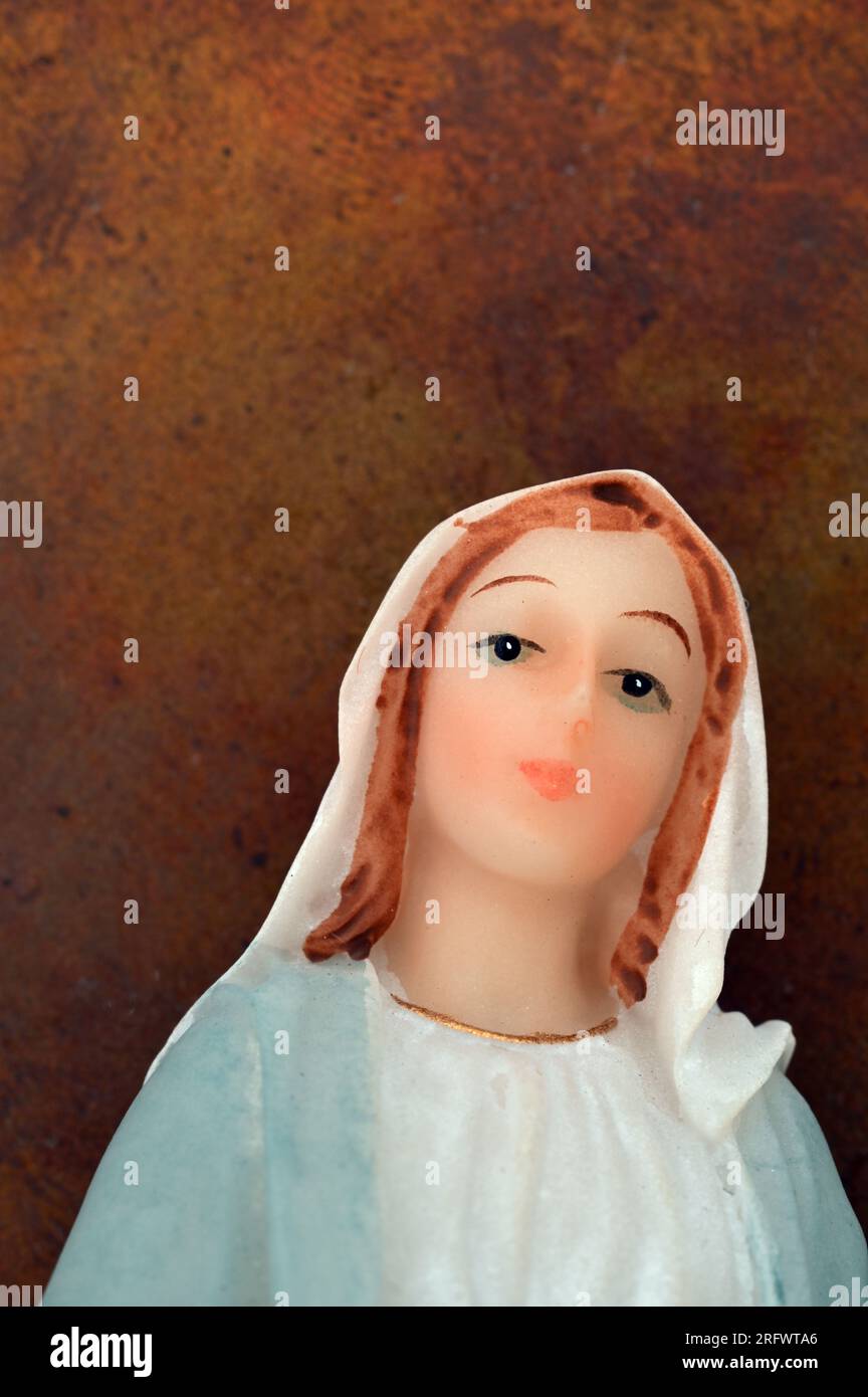 Modello di testa e spalle di donna o suora con vestaglia bianca e blu e copertura per la testa che guarda lo spettatore Foto Stock