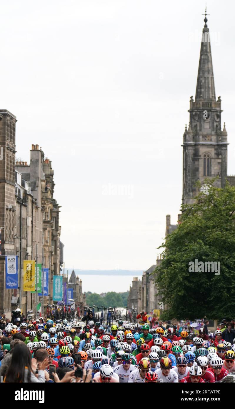 Il peloton attraversa Edimburgo all'inizio della gara maschile Elite Road Race durante il quarto giorno dei Campionati del mondo di ciclismo UCI 2023 a Edimburgo. Data foto: Domenica 6 agosto 2023. Foto Stock