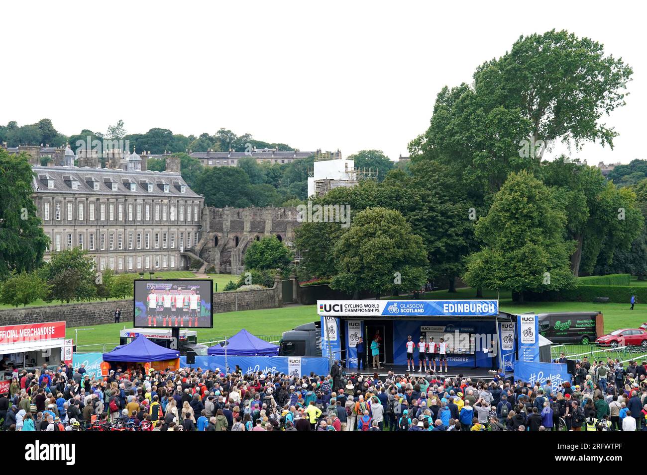 Le squadre si iscrivono in vista della gara maschile Elite Road a Holyrood Park durante il quarto giorno dei Campionati del mondo di ciclismo UCI 2023 a Edimburgo. Data foto: Domenica 6 agosto 2023. Foto Stock