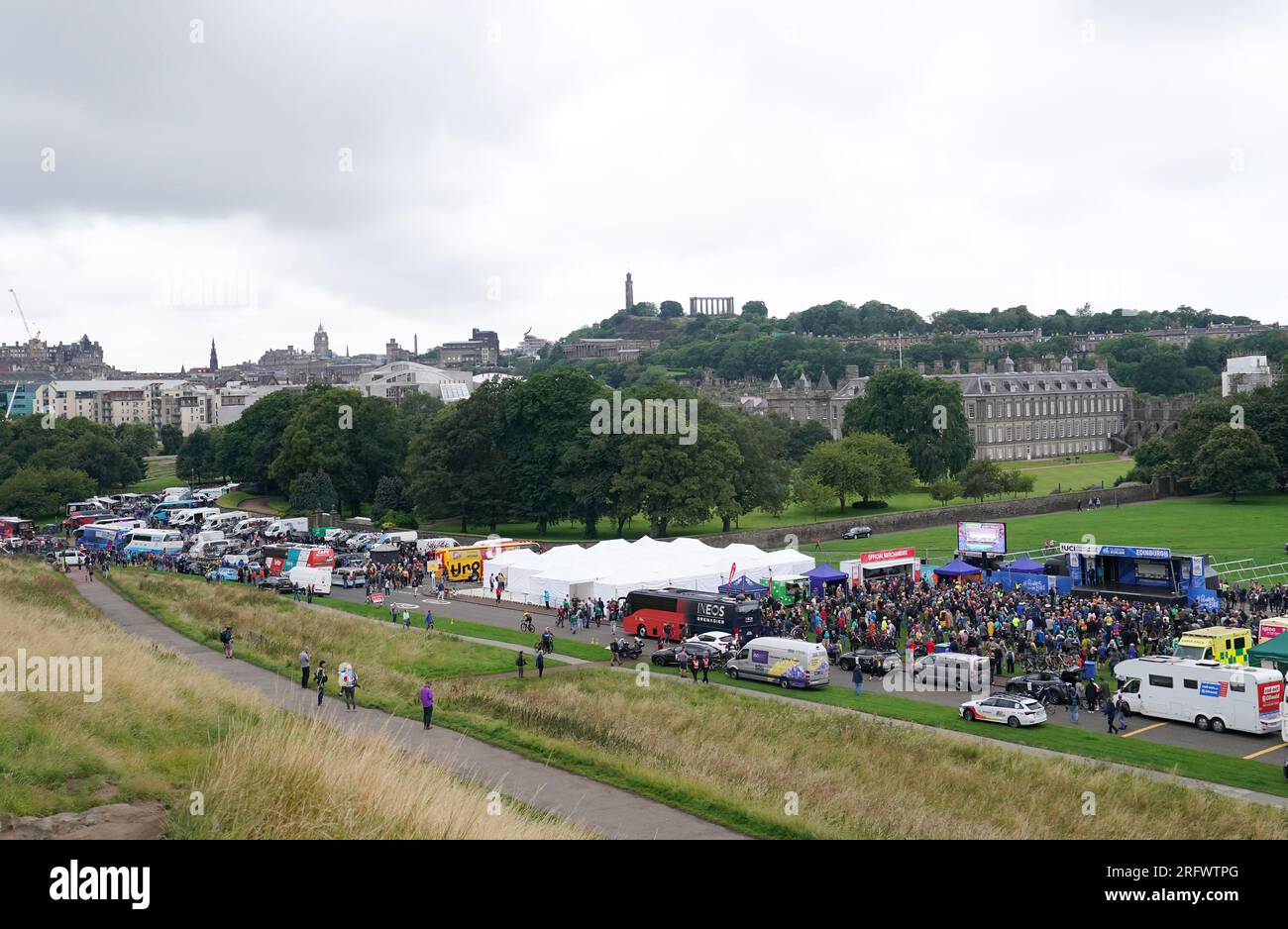 Le squadre si iscrivono in vista della gara maschile Elite Road a Holyrood Park durante il quarto giorno dei Campionati del mondo di ciclismo UCI 2023 a Edimburgo. Data foto: Domenica 6 agosto 2023. Foto Stock