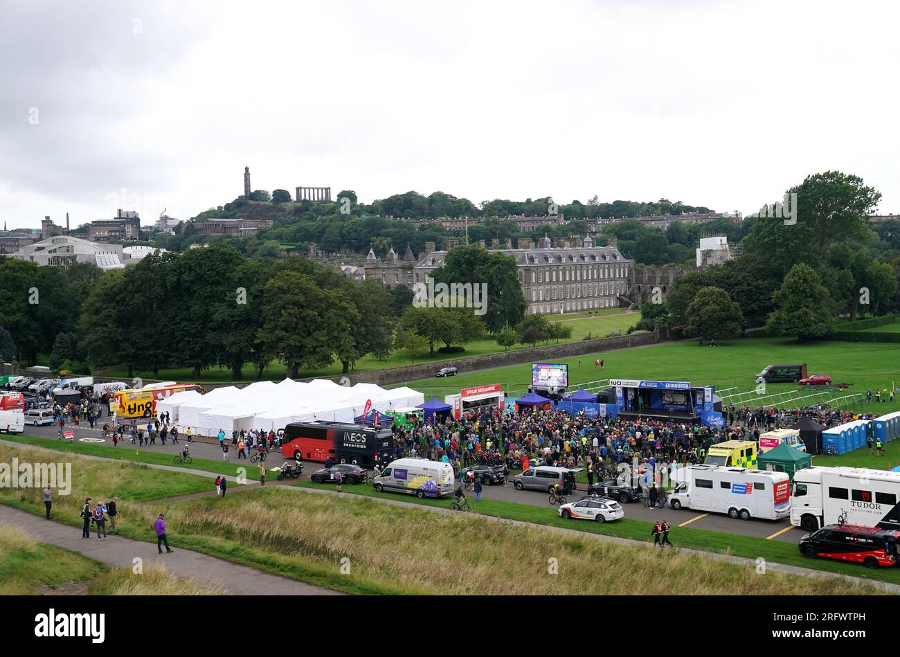 Le squadre si iscrivono in vista della gara maschile Elite Road a Holyrood Park durante il quarto giorno dei Campionati del mondo di ciclismo UCI 2023 a Edimburgo. Data foto: Domenica 6 agosto 2023. Foto Stock