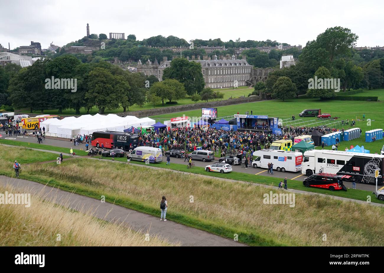 Le squadre si iscrivono in vista della gara maschile Elite Road a Holyrood Park durante il quarto giorno dei Campionati del mondo di ciclismo UCI 2023 a Edimburgo. Data foto: Domenica 6 agosto 2023. Foto Stock