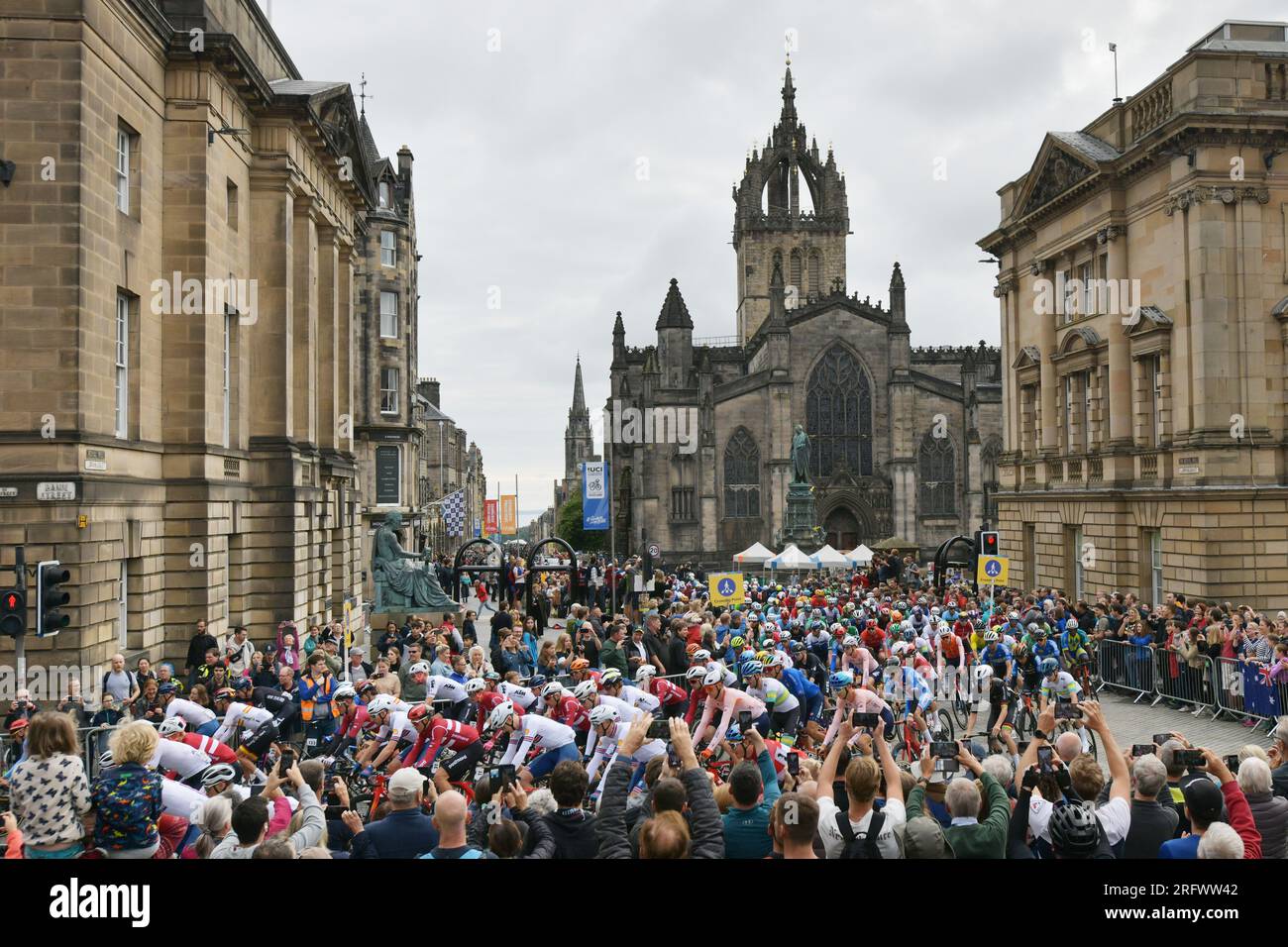 Edinburgh Scotland, UK 06 agosto 2023. UCI Cycling World Championships Men's Elite Road Race sul Royal Mile in partenza per Glasgow.Credit sst/alamy live news Foto Stock