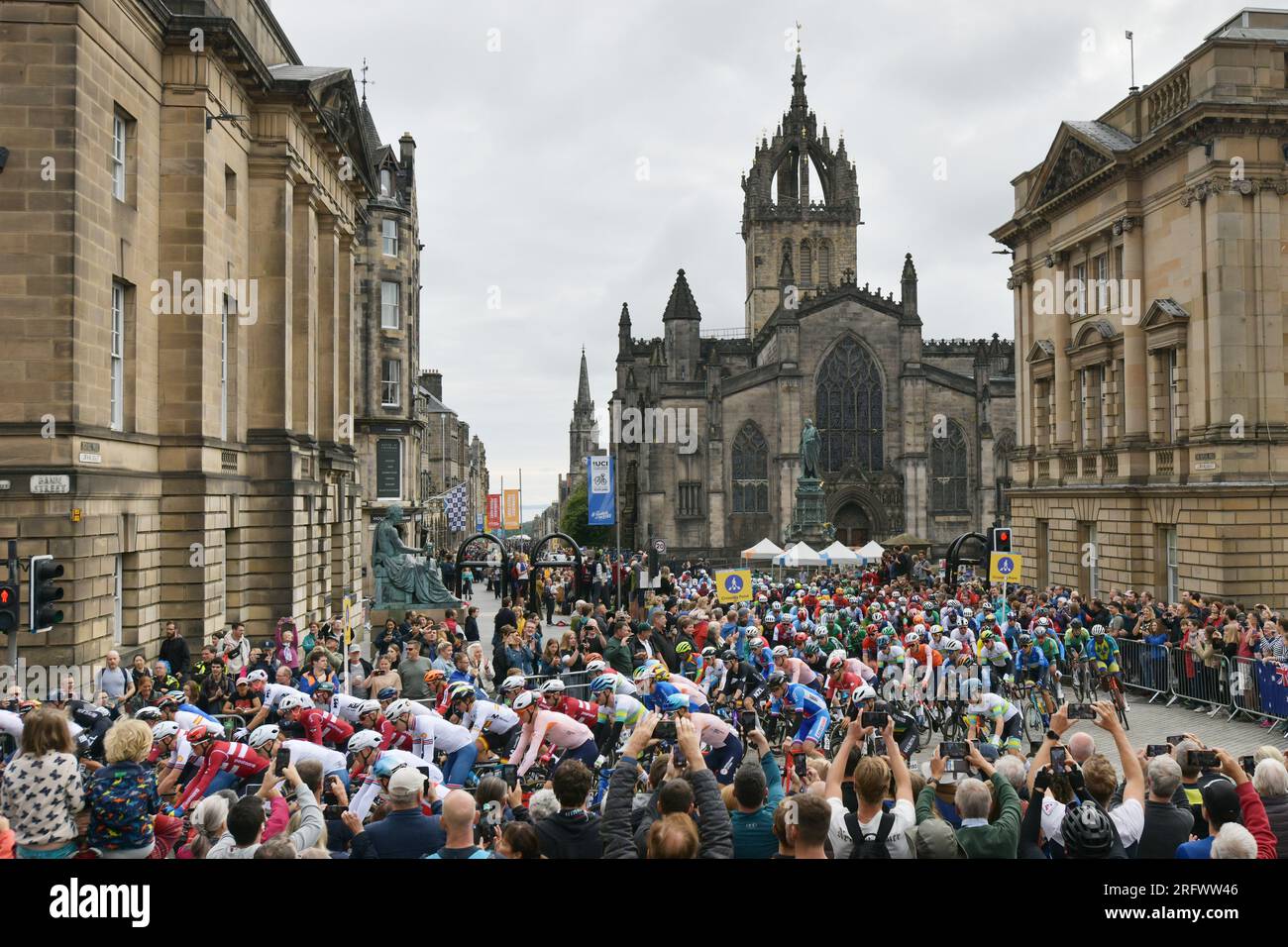 Edinburgh Scotland, UK 06 agosto 2023. UCI Cycling World Championships Men's Elite Road Race sul Royal Mile in partenza per Glasgow.Credit sst/alamy live news Foto Stock