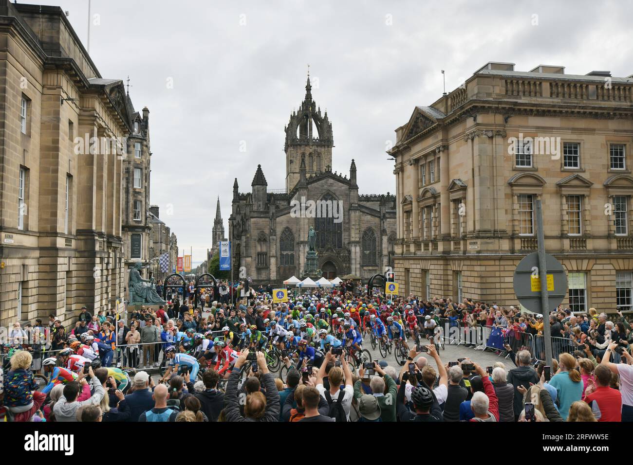 Edinburgh Scotland, UK 06 agosto 2023. UCI Cycling World Championships Men's Elite Road Race sul Royal Mile in partenza per Glasgow.Credit sst/alamy live news Foto Stock