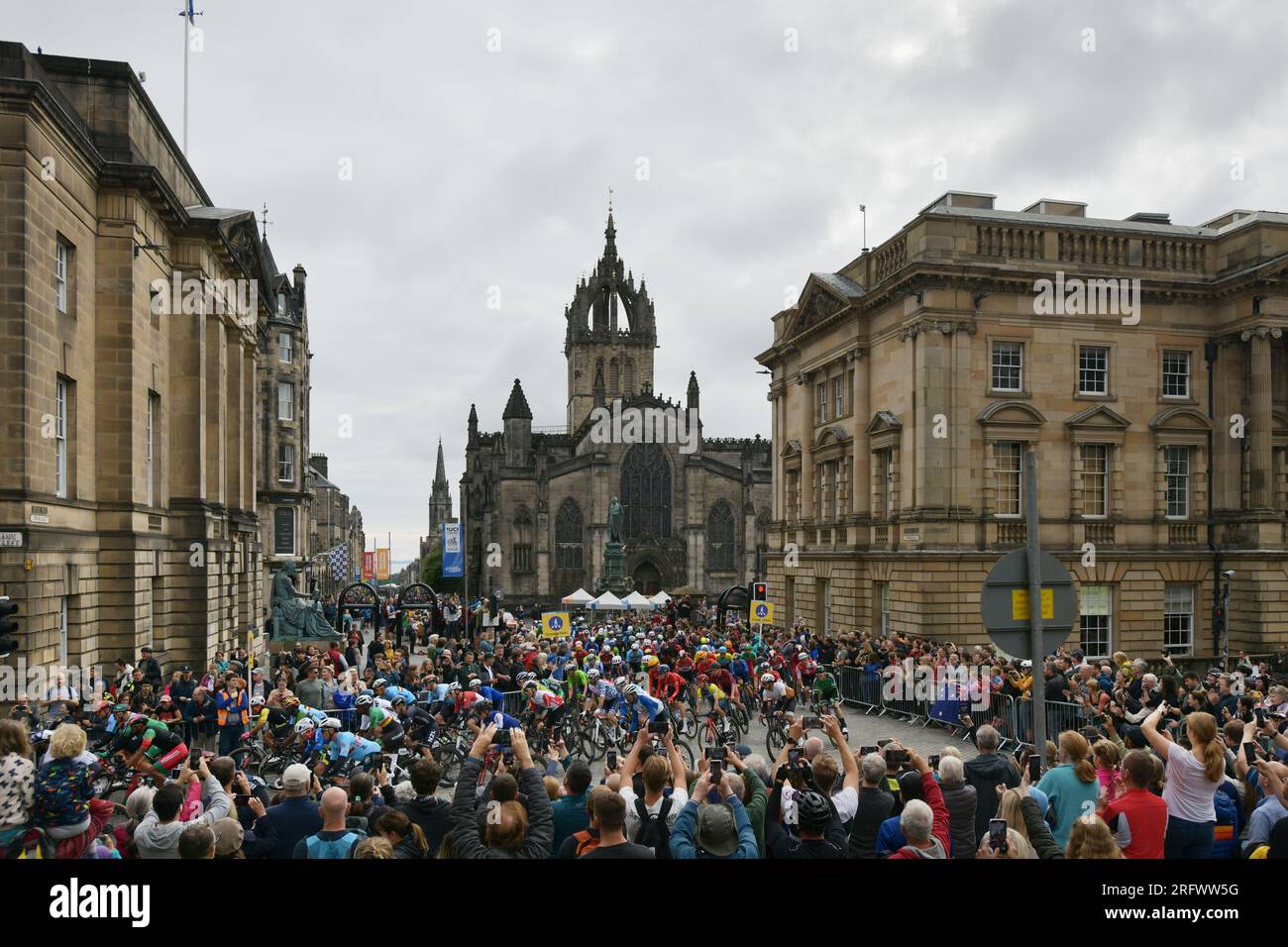 Edinburgh Scotland, UK 06 agosto 2023. UCI Cycling World Championships Men's Elite Road Race sul Royal Mile in partenza per Glasgow.Credit sst/alamy live news Foto Stock