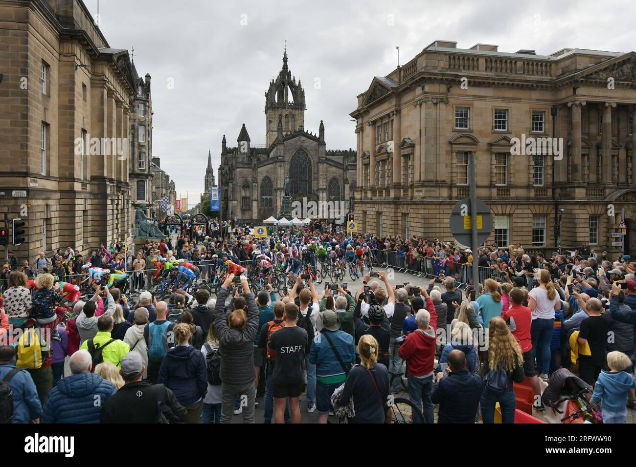 Edinburgh Scotland, UK 06 agosto 2023. UCI Cycling World Championships Men's Elite Road Race sul Royal Mile in partenza per Glasgow.Credit sst/alamy live news Foto Stock