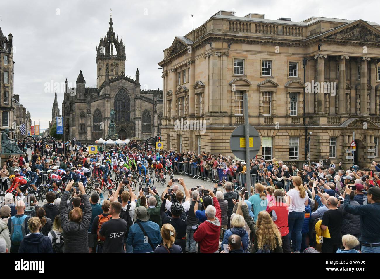 Edinburgh Scotland, UK 06 agosto 2023. UCI Cycling World Championships Men's Elite Road Race sul Royal Mile in partenza per Glasgow.Credit sst/alamy live news Foto Stock