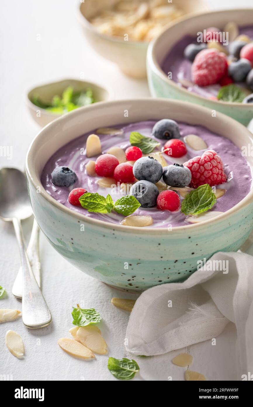Zuppa di panna fatta in casa servita con mandorle. Zuppa fredda con frutti di bosco per l'estate. Foto Stock
