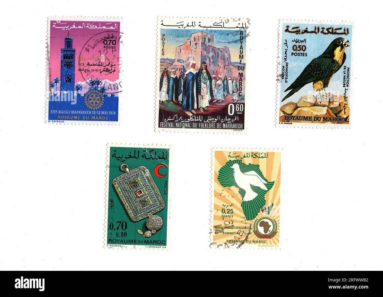 Francobolli d'epoca provenienti dal Marocco isolati su uno sfondo bianco. Foto Stock