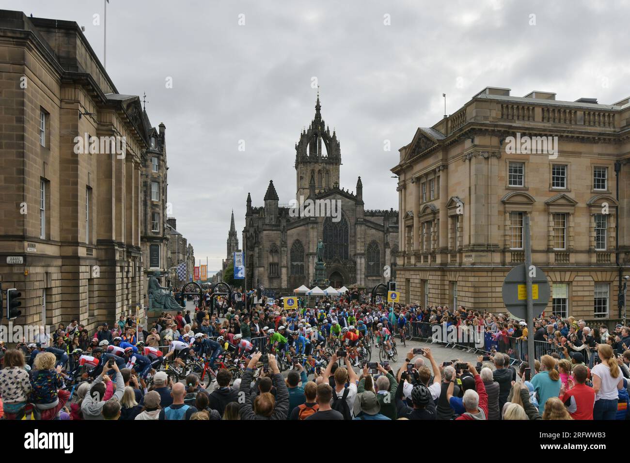 Edinburgh Scotland, UK 06 agosto 2023. UCI Cycling World Championships Men's Elite Road Race sul Royal Mile in partenza per Glasgow.Credit sst/alamy live news Foto Stock