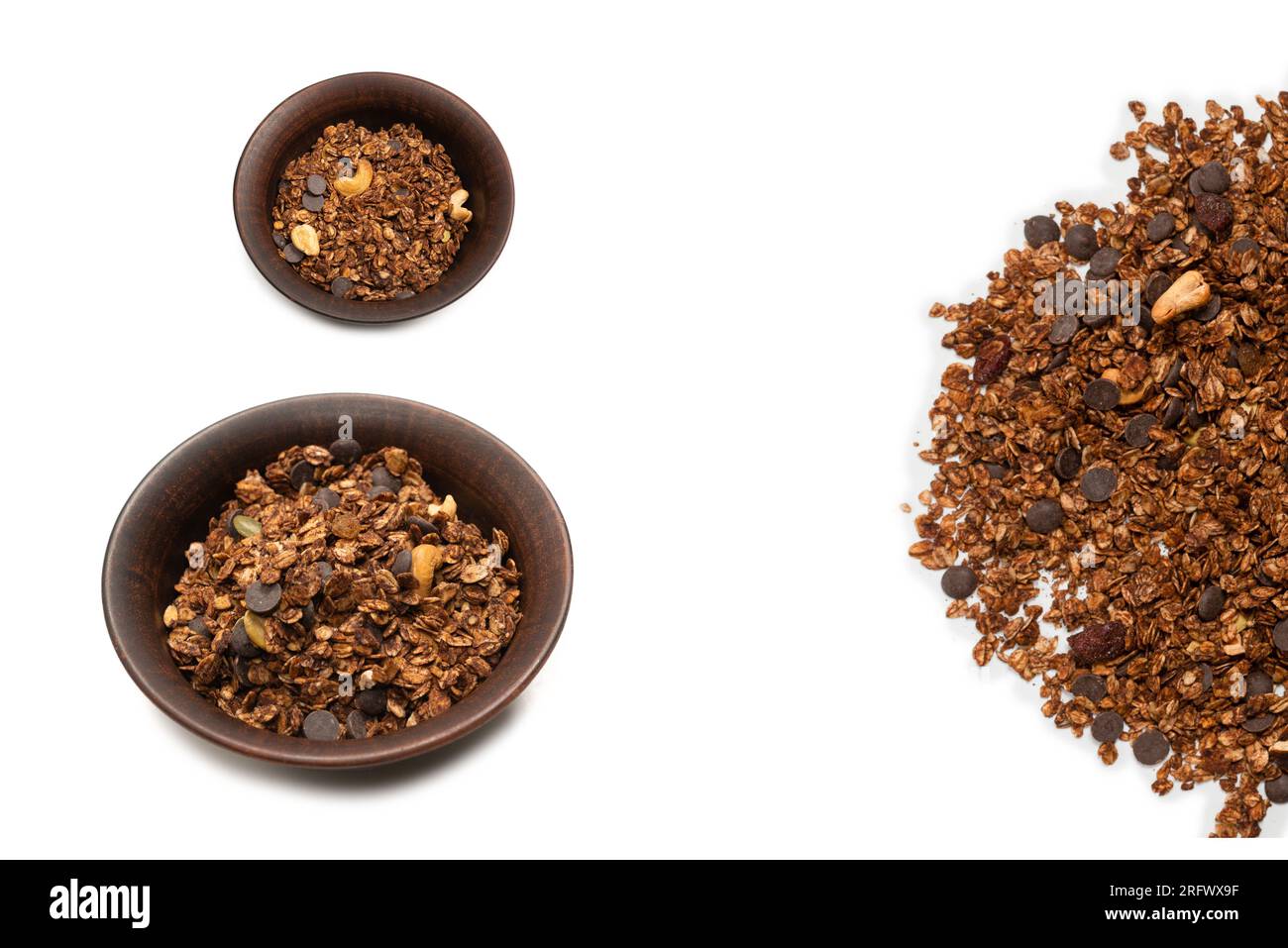 Cereali al cioccolato con noci sullo sfondo della ciotola. Isolato su bacckground bianco. Foto Stock