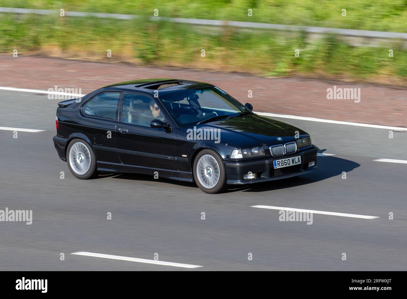 BMW 318 ti 318Ti 1998 90Ti Black Hatchback benzina 1896 cc, che viaggia a velocità sostenuta sull'autostrada M6 a Greater Manchester, Regno Unito Foto Stock