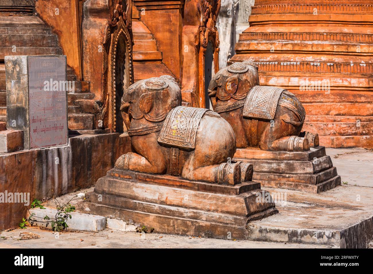 Due sculture di elefanti inginocchiati come stupa grave nel cimitero birmano e foresta di pagoda di in-Dein sul lago Inle in Myanmar, Asia Foto Stock