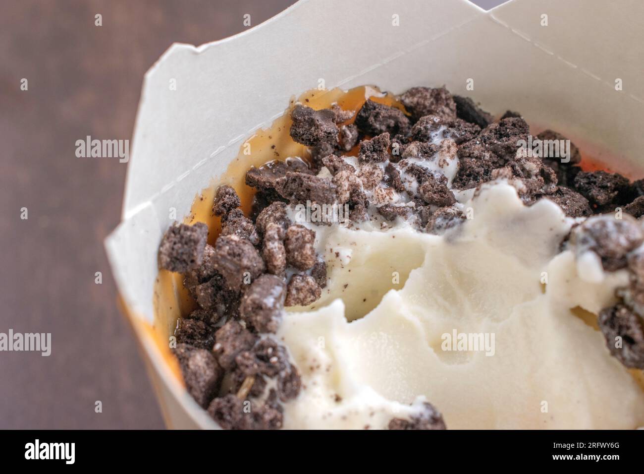 Gelato alla vaniglia: La combinazione di gelato alla vaniglia dolce, caramello salato e patatine croccanti è semplicemente irresistibile. Foto Stock