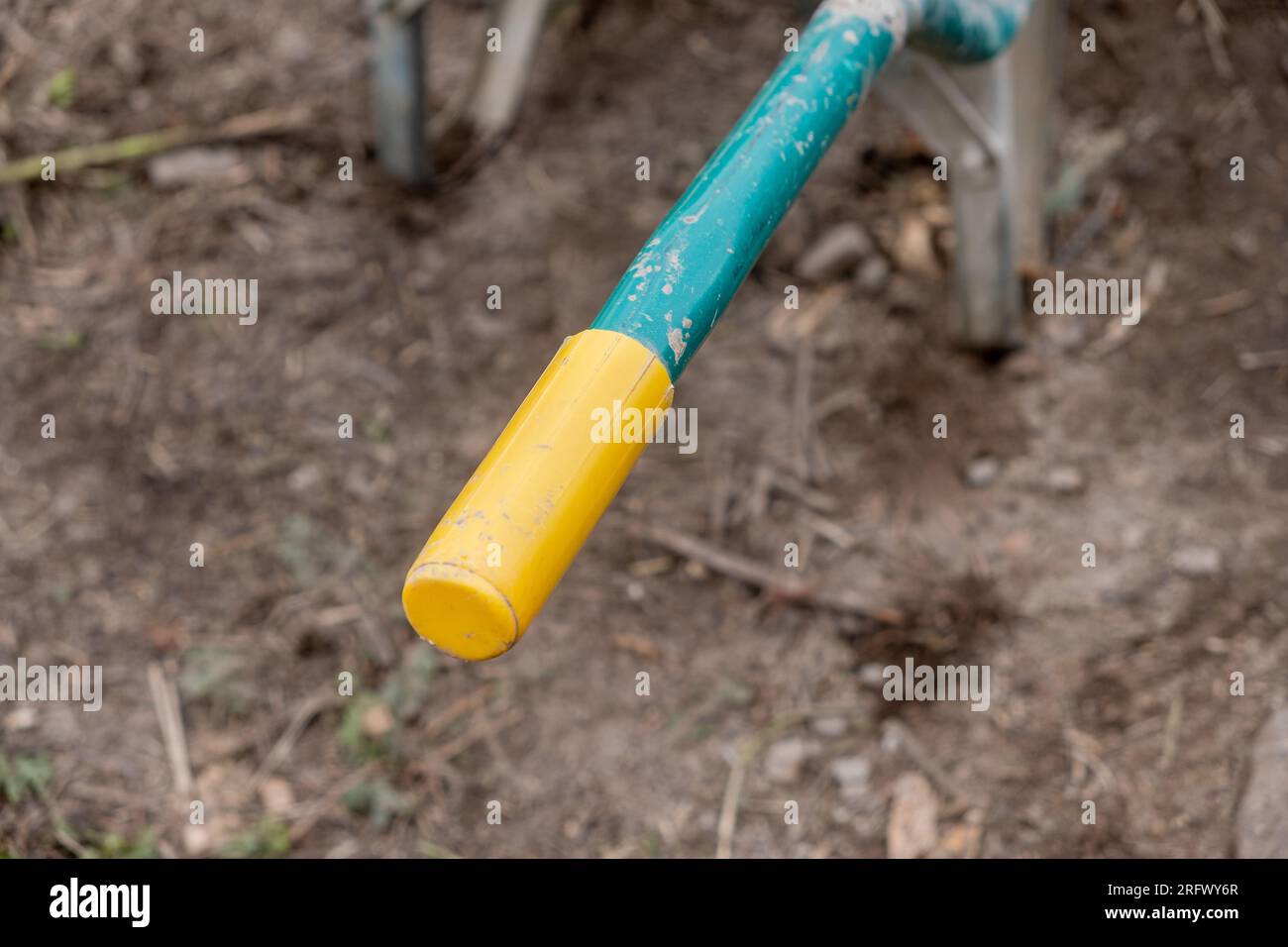 impugnatura di una carriola in metallo Foto Stock