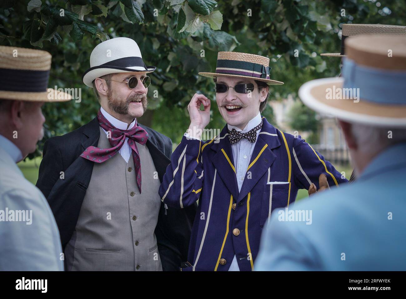 Cambridge, Regno Unito. 6 agosto 2023. Inizio secolo Cambridge Punt della Society of Salome. Vestiti in modo impeccabile in abiti estivi degli anni '1890-'1910, i devoti della società della moda e della cultura d'epoca adottano abiti di epoca vittoriana mentre esplorano la storica Cambridge. Crediti: Guy Corbishley/Alamy Live News Foto Stock