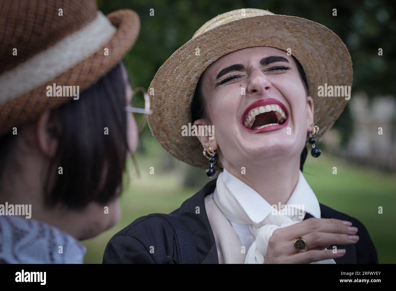 Cambridge, Regno Unito. 6 agosto 2023. Inizio secolo Cambridge Punt della Society of Salome. Vestiti in modo impeccabile in abiti estivi degli anni '1890-'1910, i devoti della società della moda e della cultura d'epoca adottano abiti di epoca vittoriana mentre esplorano la storica Cambridge. Crediti: Guy Corbishley/Alamy Live News Foto Stock