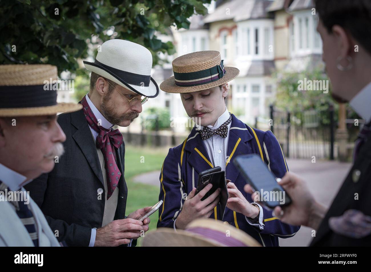 Cambridge, Regno Unito. 6 agosto 2023. Inizio secolo Cambridge Punt della Society of Salome. Vestiti in modo impeccabile in abiti estivi degli anni '1890-'1910, i devoti della società della moda e della cultura d'epoca adottano abiti di epoca vittoriana mentre esplorano la storica Cambridge. Crediti: Guy Corbishley/Alamy Live News Foto Stock