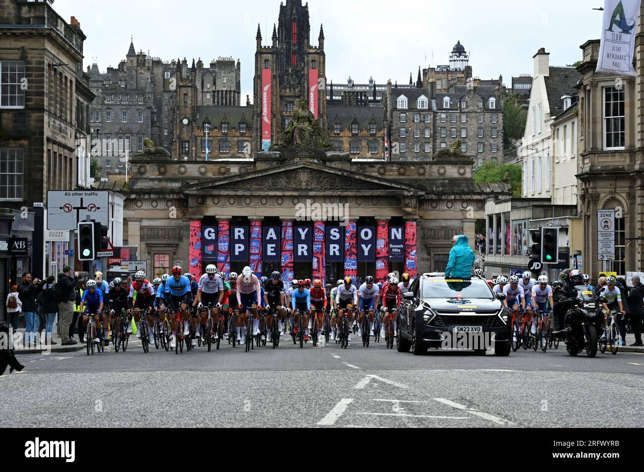 Edimburgo, Scozia, Regno Unito. 6 agosto 2023. UCI World Cycling Championships Men's Elite Road Race, con partenza da Holyrood e arrivo a Glasgow. Vista del peleton lungo Hanover Street verso il tumulo. Crediti: Craig Brown/Alamy Live News Foto Stock
