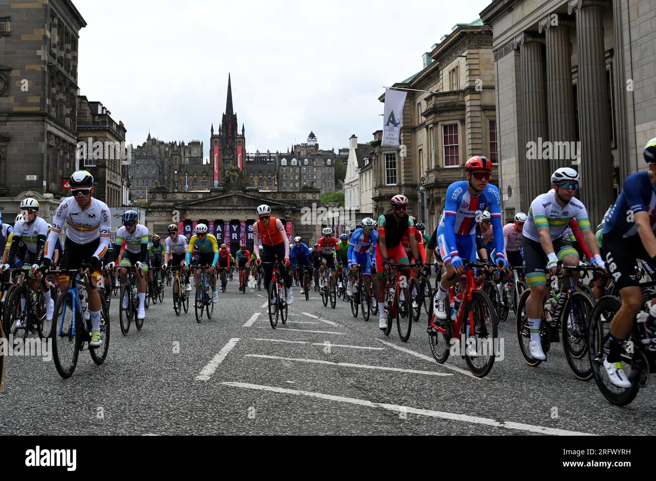 Edimburgo, Scozia, Regno Unito. 6 agosto 2023. UCI World Cycling Championships Men's Elite Road Race, con partenza da Holyrood e arrivo a Glasgow. Vista del peleton lungo Hanover Street verso il tumulo. Crediti: Craig Brown/Alamy Live News Foto Stock