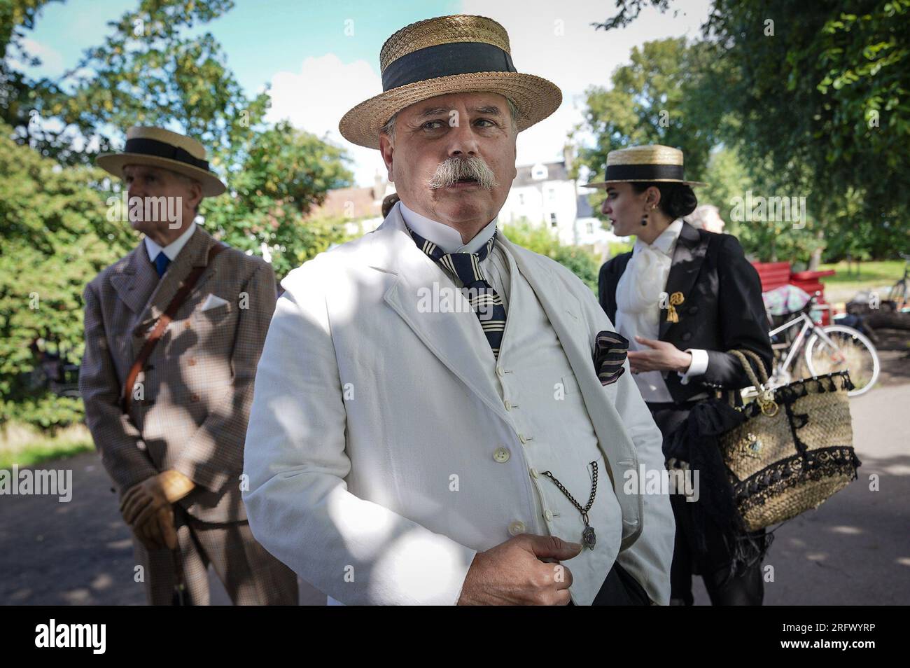 Cambridge, Regno Unito. 6 agosto 2023. Inizio secolo Cambridge Punt della Society of Salome. Vestiti in modo impeccabile in abiti estivi degli anni '1890-'1910, i devoti della società della moda e della cultura d'epoca adottano abiti di epoca vittoriana mentre esplorano la storica Cambridge. Crediti: Guy Corbishley/Alamy Live News Foto Stock