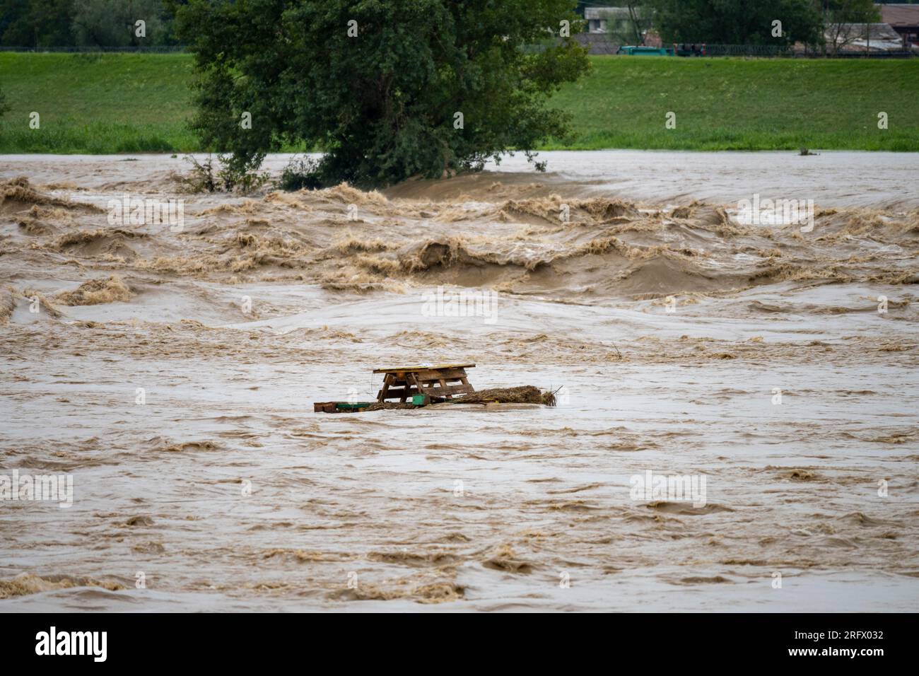 Ha inondato il fiume Sava a Zagabria dopo una tempesta catastrofica e una pioggia in Slovenia, portando mobili, detriti e attrezzature in rovina Foto Stock