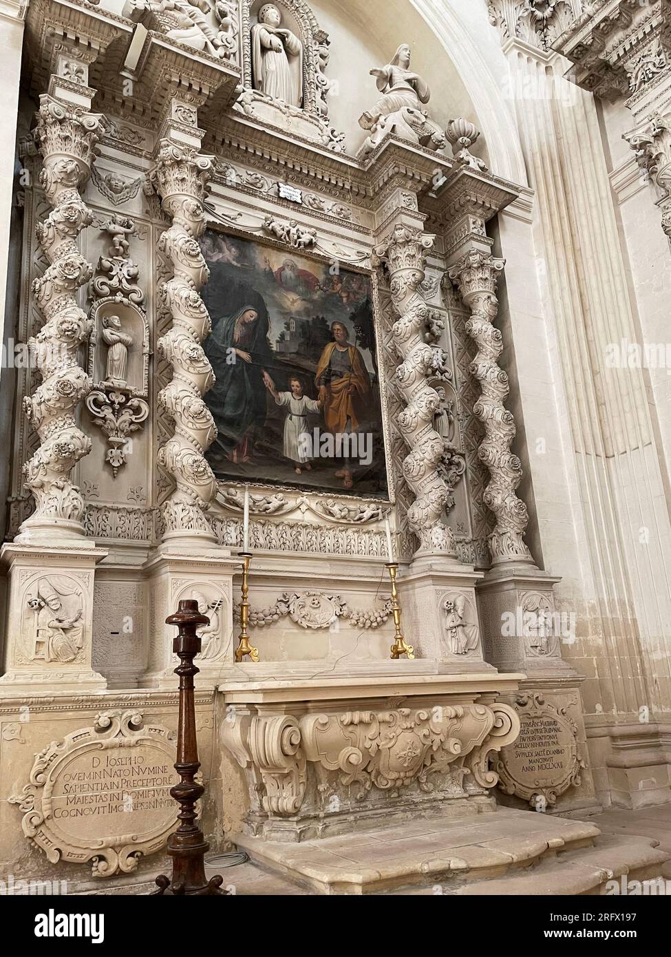 Lecce, Italia. Interno della chiesa di Sant'Irene del XVI secolo. L'altare della Sacra famiglia. Foto Stock