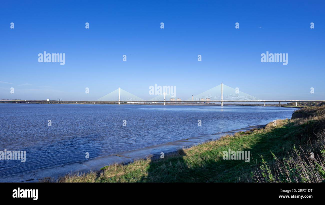 Wigg Island, Widnes - si affaccia sul fiume Mersey e sul Mersey Gateway Bridge Foto Stock