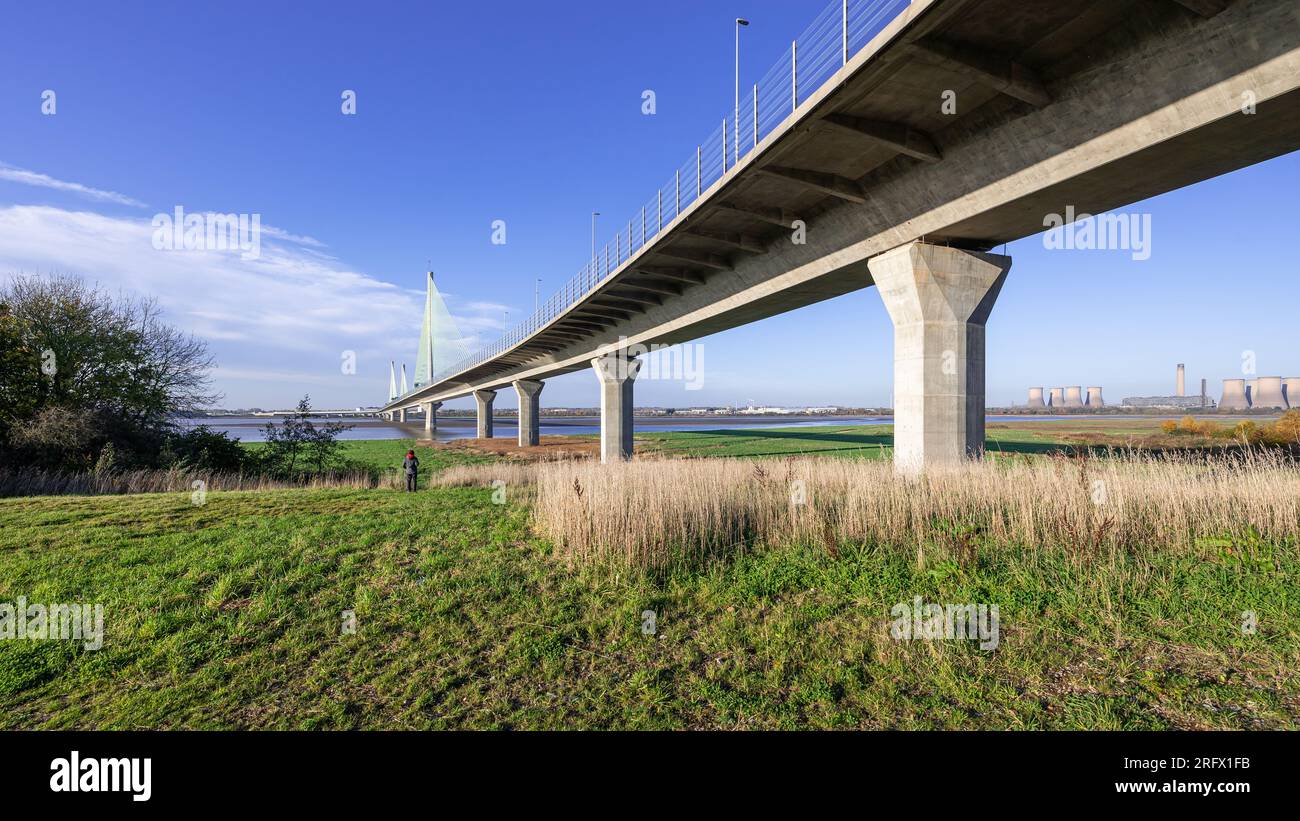 Wigg Island, Widnes - si affaccia sul fiume Mersey e sul Mersey Gateway Bridge Foto Stock