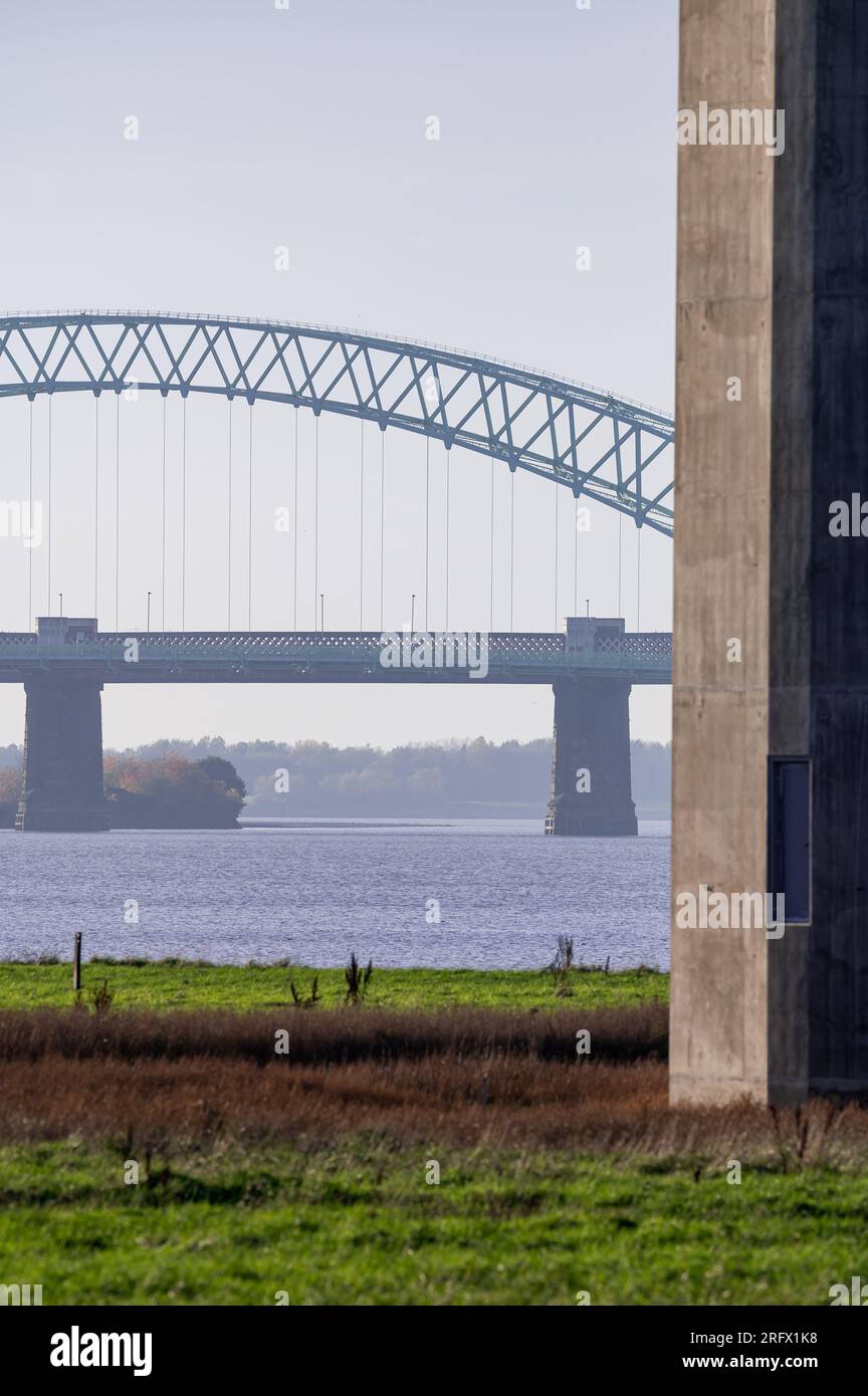 Wigg Island, Widnes - si affaccia sul fiume Mersey e sul Silver Jubilee Bridge Foto Stock