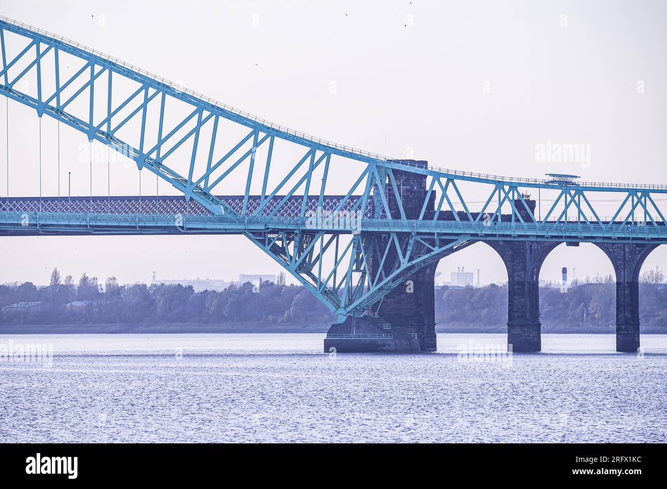 Wigg Island, Widnes - si affaccia sul fiume Mersey e sul Silver Jubilee Bridge Foto Stock