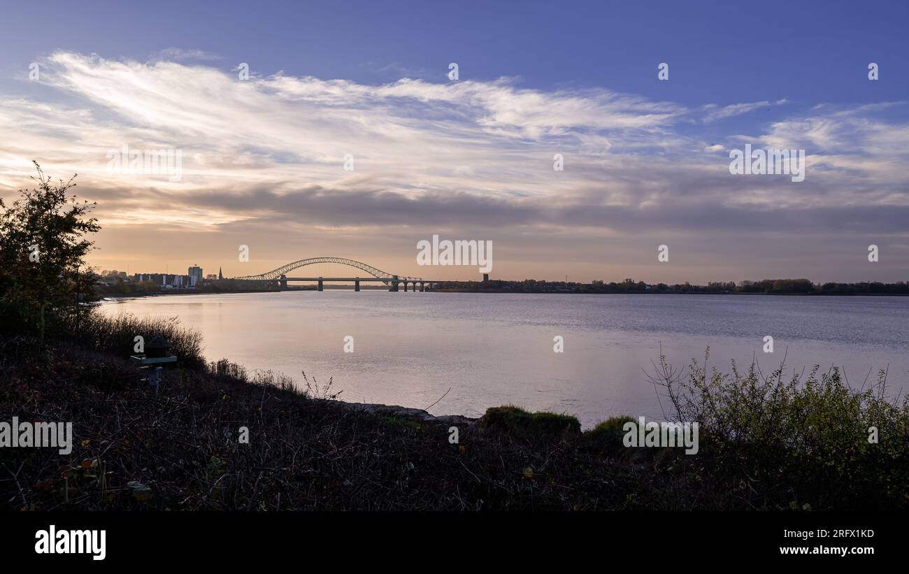 Wigg Island, Widnes - si affaccia sul fiume Mersey e sul Silver Jubilee Bridge Foto Stock