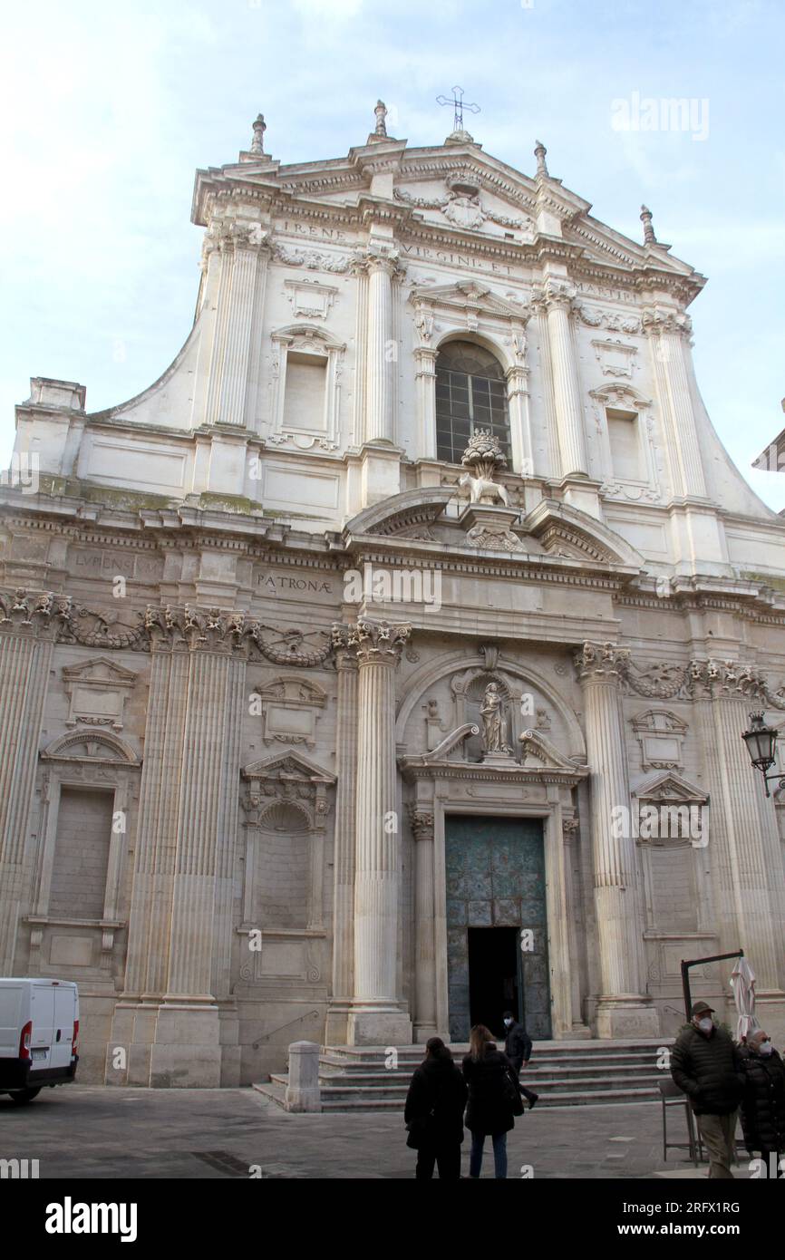 Lecce, Italia. Persone che camminano in via Salvatore Trinchese nel centro storico indossano maschere durante la pandemia di Covid-19. Vista esterna del 16° Foto Stock