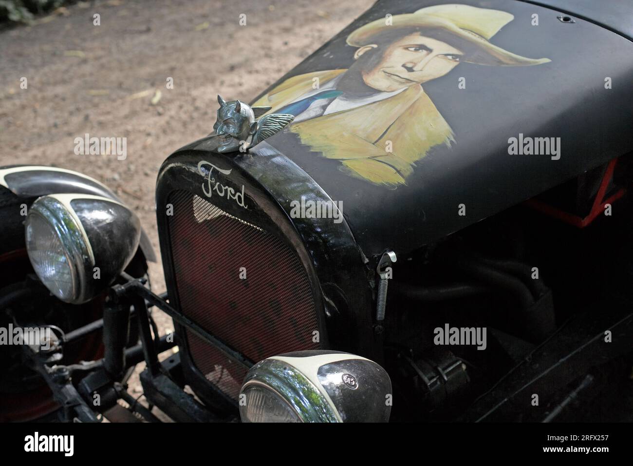 Un classico hot Rod americano, con un lavoro di verniciatura personalizzato scintillante all'inizio dello storico evento di arrampicata "Hayride". Foto Stock