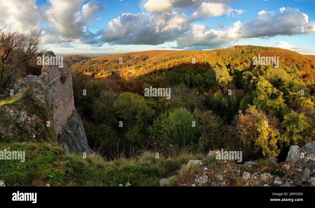 Autunno colorato tramonto con villaggio e foresta, Slovacchia - castello Pajstun Foto Stock