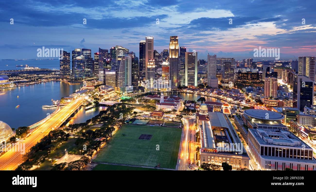 Singapore business district e la città al crepuscolo, Asia - panorama Foto Stock