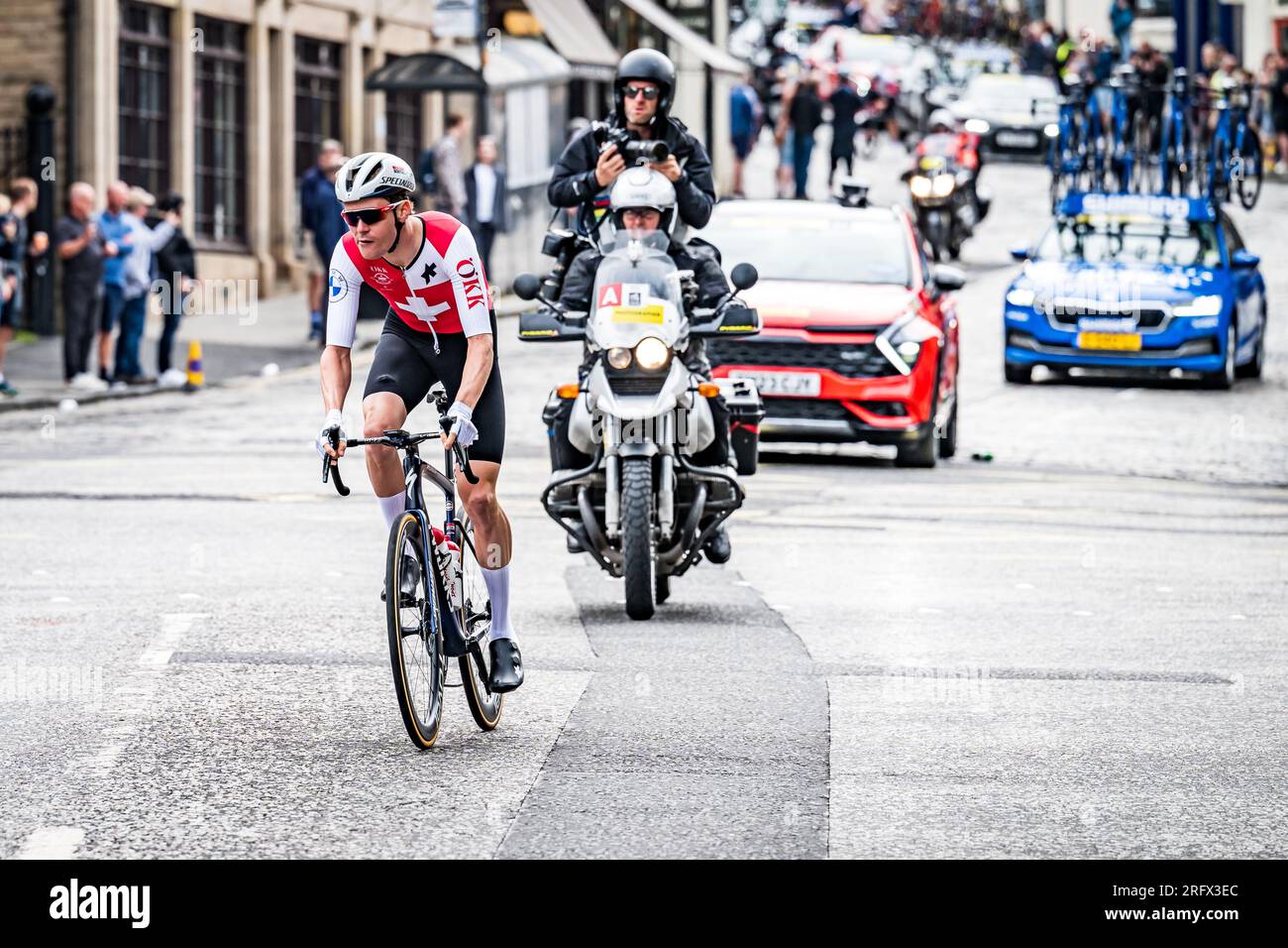 Edimburgo, Scozia. Dom 6 agosto 2023. I ciclisti percorrono lo storico quartiere di Stockbridge, nella capitale scozzese, all'inizio della Mens Elite Road Race come parte dei Campionati del mondo di ciclismo UCI 2023. Foto Stock