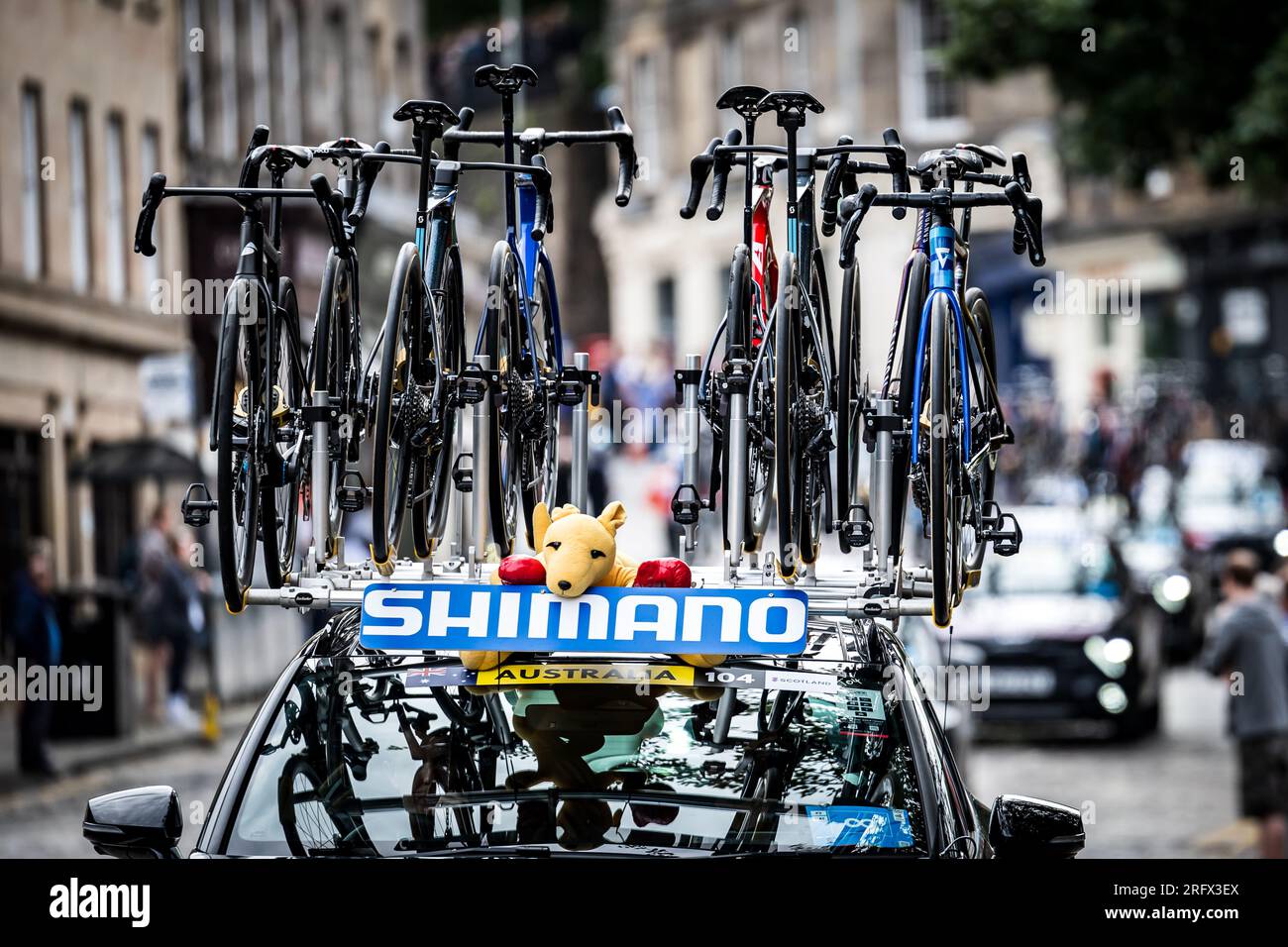 Edimburgo, Scozia. Dom 6 agosto 2023. I ciclisti percorrono lo storico quartiere di Stockbridge, nella capitale scozzese, all'inizio della Mens Elite Road Race come parte dei Campionati del mondo di ciclismo UCI 2023. Foto Stock