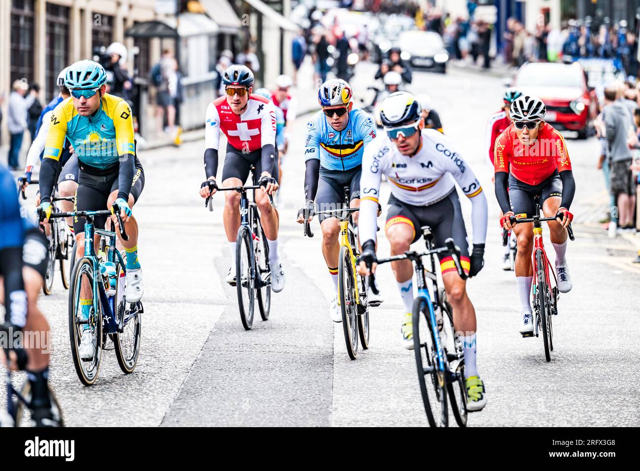 Edimburgo, Scozia. Dom 6 agosto 2023. I ciclisti percorrono lo storico quartiere di Stockbridge, nella capitale scozzese, all'inizio della Mens Elite Road Race come parte dei Campionati del mondo di ciclismo UCI 2023. Foto Stock