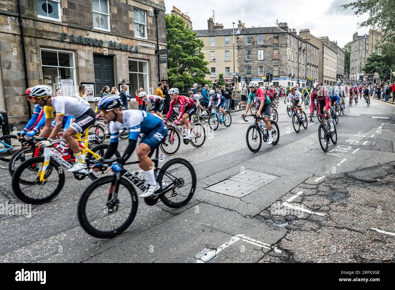 Edimburgo, Scozia. Dom 6 agosto 2023. I ciclisti percorrono lo storico quartiere di Stockbridge, nella capitale scozzese, all'inizio della Mens Elite Road Race come parte dei Campionati del mondo di ciclismo UCI 2023. Foto Stock