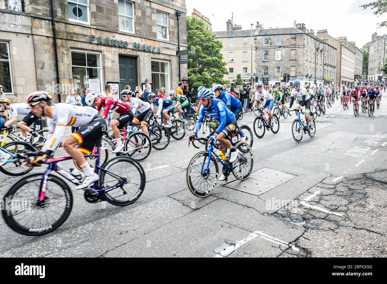 Edimburgo, Scozia. Dom 6 agosto 2023. I ciclisti percorrono lo storico quartiere di Stockbridge, nella capitale scozzese, all'inizio della Mens Elite Road Race come parte dei Campionati del mondo di ciclismo UCI 2023. Foto Stock