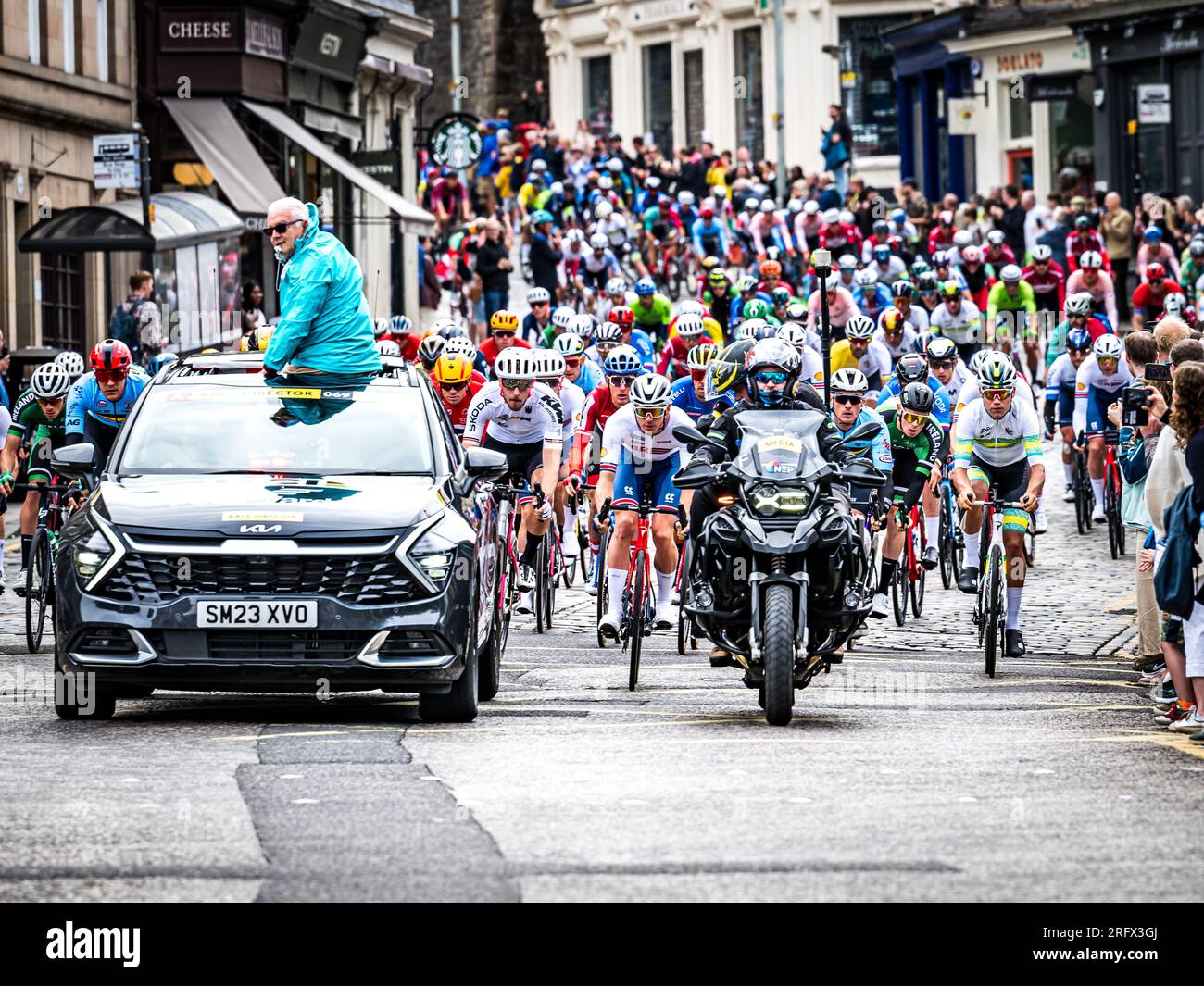 Edimburgo, Scozia. Dom 6 agosto 2023. I ciclisti percorrono lo storico quartiere di Stockbridge, nella capitale scozzese, all'inizio della Mens Elite Road Race come parte dei Campionati del mondo di ciclismo UCI 2023. Foto Stock