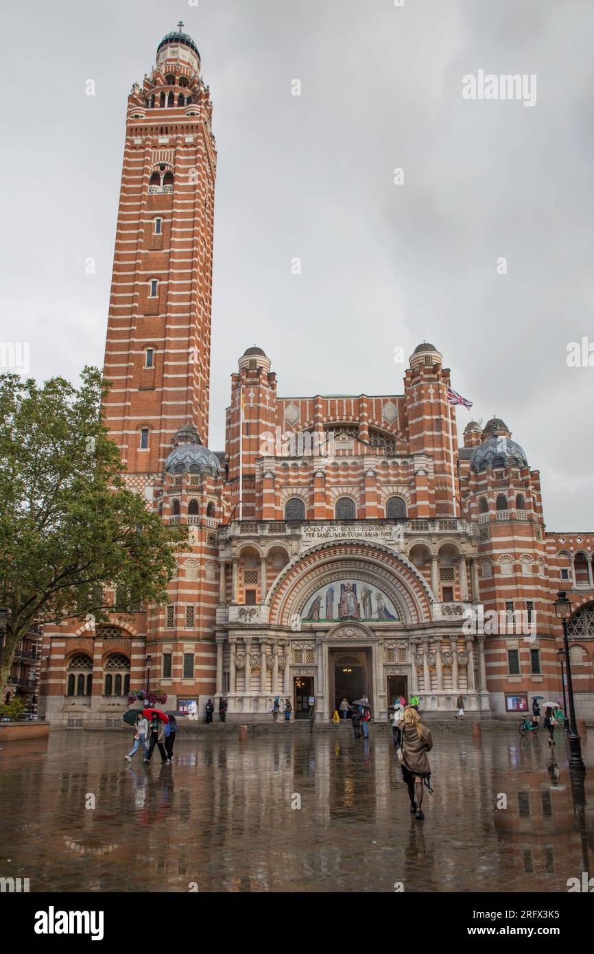 Cattedrale di Westminster la più grande chiesa cattolica del Regno Unito con riflessi piovosi Foto Stock